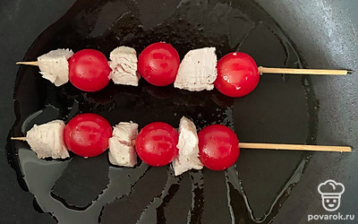 Выложить на разогретую сковородку.