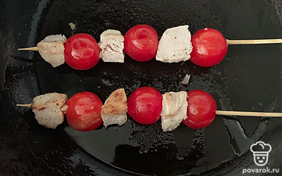 Жарить на среднем огне со всех сторон, пока не начнет лопаться шкурка у черри.