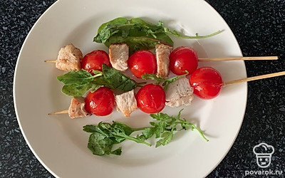 Подать с руколой и шпинатом.