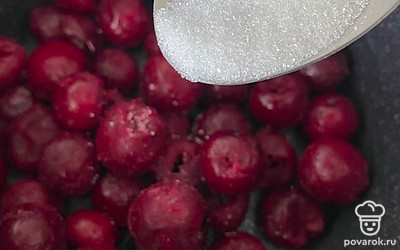 Вишню перекладываем в кастрюлю. Засыпаем сахаром.