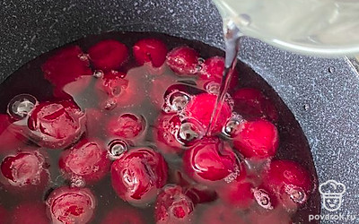 Заливаем воду и ставим на огонь.