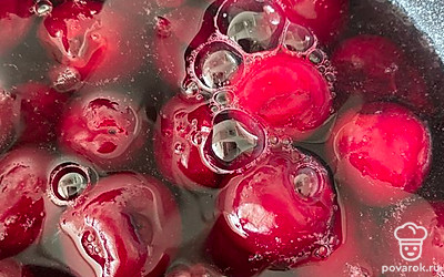 Доводим до кипения. И даём покипеть 5 минут.