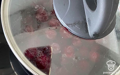 Оставляем компот настояться и остыть под крышкой.