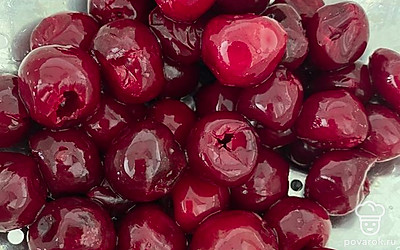 Готовый компот процеживаем.