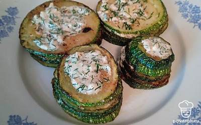 Сверху снова выкладываем кабачки и смазываем соусом. Повторяем, пока все колечки не закончатся. Блюдо готово. 