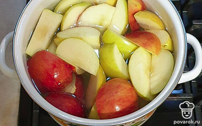 Яблоки помойте и порежьте. Положите в кастрюлю, налейте воду и поставьте на огонь.