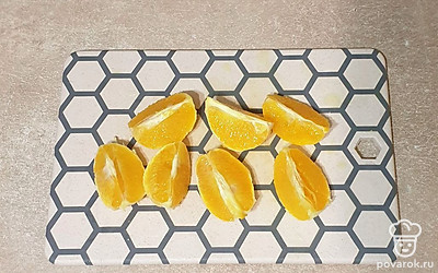 Апельсины почистите и порежьте. Имбирь почистите и слегка придавите ножом, чтобы он пустил сок.