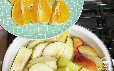 После того, как компот закипел, добавьте к нему апельсины, имбирь и сахар. Варите около 15 минут.