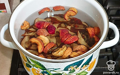 Сухофрукты хорошо промойте холодной водой. В кастрюлю налейте воду, опустите в нее сухофрукты и поставьте на огонь.