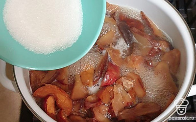 Доведите компот до кипения, после этого добавьте сахар и перемешайте. Варите 20-25 минут.