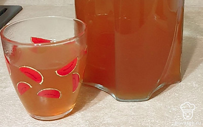 Компот лучше всего подавать охлажденным, можно добавить немного меда.