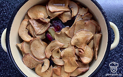 Наливаем воду и доводим до кипения. После закипания выключаем и даем настояться.