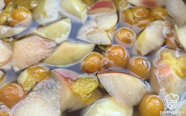 Компот из сливы и яблок — Рецепт с фото