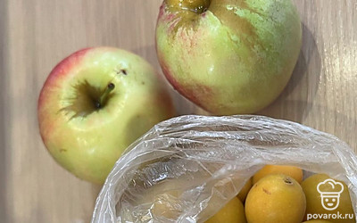 Для компота берем садовые желтые сливы и яблоки, это очень вкусное сочетание.