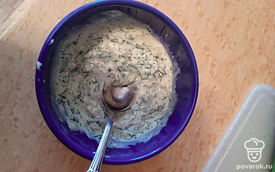 В майонез добавляем чеснок, зелень и перемешиваем. 