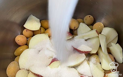 В кастрюлю складываем сливы и нарезаем яблоки. Добавляем сахар и заливаем водой.