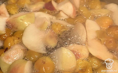 Доводим до кипения и варим 10 минут.