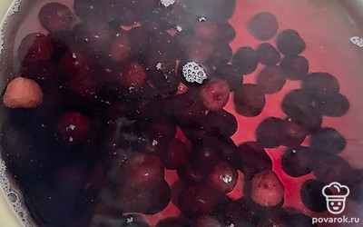 Замороженную вишню выкладываем в кастрюлю с водой.