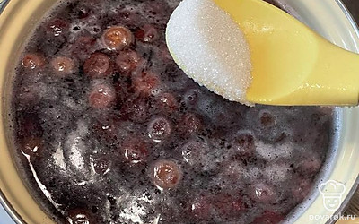 Добавляем сахар ,я добавляю 3 ложки, потому что не люблю сладкие напитки, так компот получается кисленький.