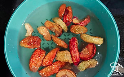 Тщательно промоем сухофрукты и замочим их в тёплой воде на 10 минут, далее ещё раз промоем.