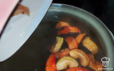 Поставим капятиться 2 литра воды и на моменте закипания добавляем сухофрукты и сахар. После закипания варим на огне меньше среднего 20 минут с закрытой крышкой. Даём остыть не открывая крышку кастрюли. 