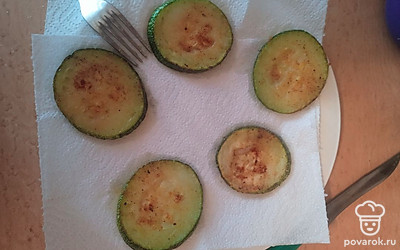 Готовые кабачки выкладываем на бумажные полотенца, чтобы убрать лишнее масло.