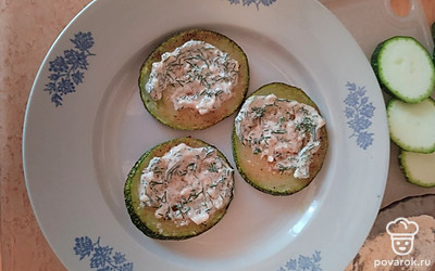 Выкладываем кабачки на большую тарелку, смазываем их соусом.