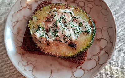 Подаем на черном хлебе.