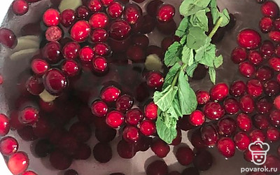 Воду доведите до кипения и добавьте все ингредиенты, кроме сахара.