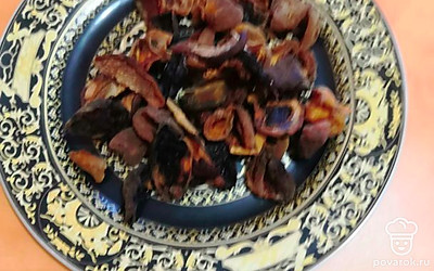 Сначала нужно просушить фрукты дома или взять готовые. 