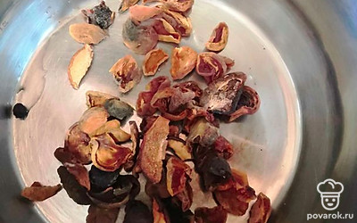 Влить в кастрюлю воду и положить сухофрукты. Сварить компот. 