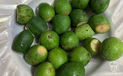 Фейхоа помыть и отрезать попки.