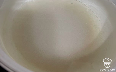 Воду вскипятить с сахаром.