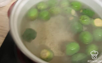 В кипящую воду выложить фейхоа, варить на среднем огне под крышкой 25-30 минут.