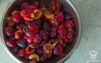 Убираем косточки из слив.