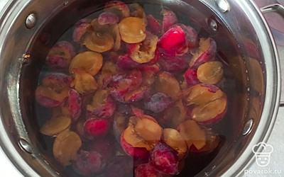 Заливаем сливу водой.