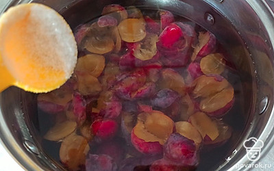 Добавляем с кастрюлю сахар. Ставим кастрюлю на средний огонь. Как только компот закипит, снимаем с огня. 