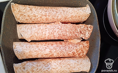 Сворачиваем в трубочки и обжариваем на сухой сковороде 7-10 минут, переворачивая.