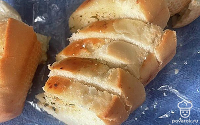 Багет нарежьте на ломтики.