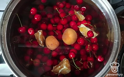 Засыпать ягоды в кастрюлю, залить водой и поставить на огонь. Как только вскипит, снять пену, прикрутить огонь и дать прокипеть около 10 минут.