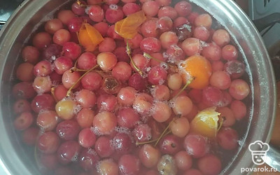 Добавить весь сахар и лимонную кислоту, прокипятить еще 10 минут, выключить огонь и накрыть крышкой. Дать настояться около часа. Затем разлить по бутылкам и убрать в холодильник.