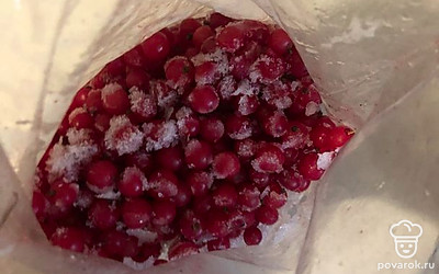 Добавить красную смородину. 