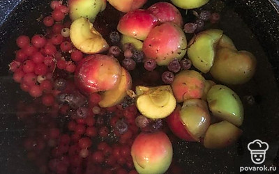 Варить на среднем огне около 10 минут. После добавить сахар.