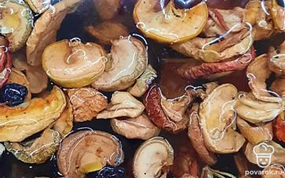 Залить сухофрукты холодной водой, чтобы они постояли минут 10.