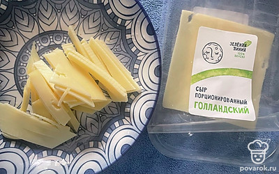 Сыр голландский нарежьте полосками.