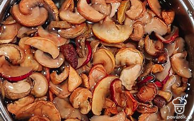 Налить в кастрюлю холодной воды и положить фрукты в кастрюлю. 