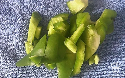 Перец нашинкуйте маленькими кусочками.
