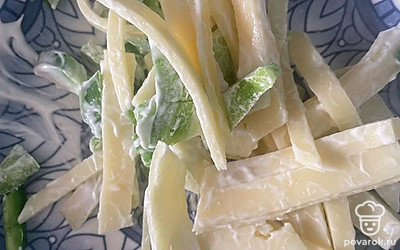 Смешайте в тарелке сыр, перец и майонез. Начинка готова.