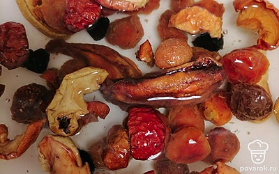 Залейте сухофрукты кипятком и оставьте на 10 минут.