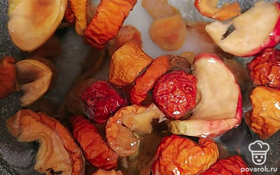 Промойте их под проточной водой, закиньте в кастрюлю, залейте водой, добавьте сахар и поставьте на огонь.